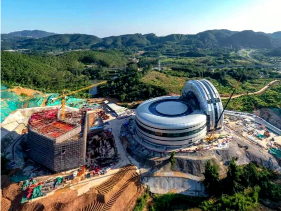 據(jù)悉，廣州航空輪胎大科學(xué)中心一期工程于2021年開(kāi)工，定位為航空輪胎大科學(xué)科研中心，旨在促進(jìn)科研成果的快速轉(zhuǎn)化和中試生產(chǎn)。該一期工程依托航空輪胎動(dòng)力學(xué)大科學(xué)裝置和硬核科技中心核心科研平臺(tái)，打造了一個(gè)集科研、生產(chǎn)和住宿等多功能于一體的科學(xué)中心。