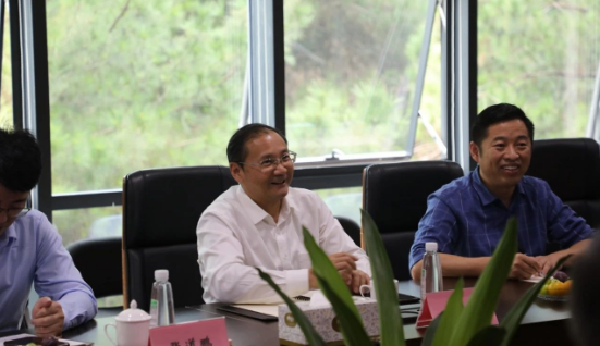 聽取相關(guān)介紹后，金書記對建新的熱情接待表示衷心感謝，并對企業(yè)高速發(fā)展和取得的成就表示肯定。他表示五河縣具有良好的發(fā)展政策、產(chǎn)業(yè)一體化布局和交通便利等優(yōu)勢，熱烈歡迎建新趙氏科技有限公司到五河縣進行實地考察和交流。他希望未來雙方能夠進一步深化溝通與交流，共同推動當?shù)仄嚵悴考袠I(yè)的高質(zhì)量發(fā)展，激發(fā)產(chǎn)業(yè)發(fā)展的后勁，開創(chuàng)更多共贏的機遇。
