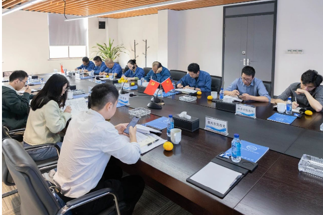 浙江省發(fā)展改革委員會社會研究室的陳靜靜、曾振偉一行于10月12日在嘉興市發(fā)改委、桐鄉(xiāng)市發(fā)改局領(lǐng)導(dǎo)陪同下前往浙江雙箭橡膠股份有限公司進行調(diào)研和指導(dǎo)。雙箭股份董事長沈耿亮以及副總裁郎洪峰的熱情接待并陪同座談。