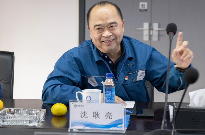 在座談會上，董事長沈耿亮熱烈歡迎領(lǐng)導(dǎo)一行的到來，并對省、市領(lǐng)導(dǎo)一直以來的關(guān)心和支持表示感激。圍繞著"兩業(yè)融合"的主題，他詳細介紹了公司的生產(chǎn)經(jīng)營情況、各項投資項目的建設(shè)進展以及產(chǎn)業(yè)鏈的延伸發(fā)展規(guī)劃。沈董表示，政府對民營經(jīng)濟的高度重視是企業(yè)穩(wěn)步發(fā)展的動力。雙箭股份將繼續(xù)專注于主營業(yè)務(wù)，在物料輸送領(lǐng)域不斷深耕，積極響應(yīng)省政府提出的"兩業(yè)融合"倡議，發(fā)揮龍頭企業(yè)的示范作用，緊抓發(fā)展機遇，提升市場競爭力和行業(yè)影響力，積極推動浙江民營企業(yè)參與構(gòu)建新的發(fā)展格局。