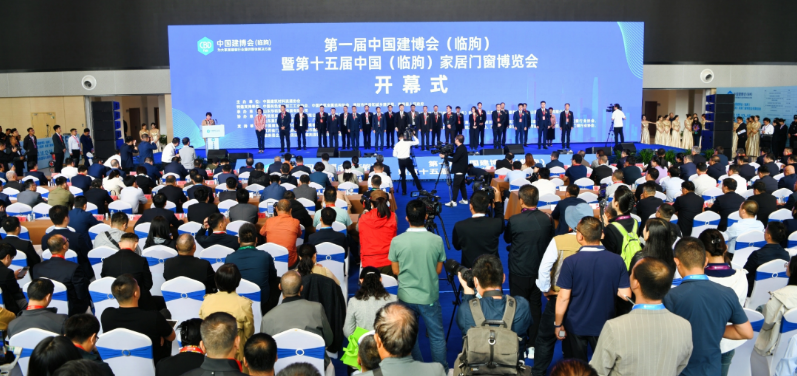 【炭黑產業網】10月16日消息，在第一屆中國建博會(臨朐)暨第十五屆中國(臨朐)家居門窗博覽會舉辦期間，榮基膠條總經理劉進容攜手廣東省門業協會執行會長徐生、秘書長饒德亮以及廣東省門業協會的會員代表，來到臨朐，展開了為期三天的山東考察之旅，旨在深入了解山東地區， 尤其是華東門窗市場的發展趨勢。