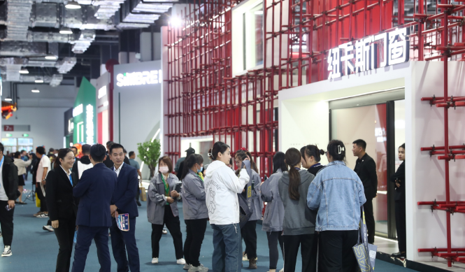 第一天，也就是10月12日，中國建博會(臨朐)以及中國(臨朐)家居門窗博覽會正式拉開帷幕。協會代表團應邀參加了開幕式，并親臨展會現場，積極參觀了各個展位。這次臨朐家居門窗博覽會集結了門窗產業鏈上、中、下游的700多家知名品牌企業，占地5.2萬平方米，展示了包括系統門窗、全鋁家居等在內的10多個門類產品。這一盛會可謂是對華東地區家居門窗行業全產業鏈產品布局的生動展示，呈現出該地區門窗市場的繁榮和潛力。