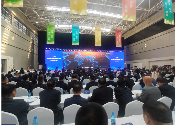 2023中國(guó)產(chǎn)業(yè)轉(zhuǎn)移發(fā)展對(duì)接活動(dòng)(新疆)在昌吉市盛大開(kāi)幕，這一活動(dòng)的主題為“開(kāi)放、合作、同心、共贏”。輪臺(tái)縣人民政府黨組成員、副縣長(zhǎng)嵇重峰帶領(lǐng)縣商工局、招商服務(wù)局中心及11家企業(yè)15人參加活動(dòng)，在會(huì)上，成功簽約了2個(gè)重要項(xiàng)目，合同金額高達(dá)30.5億元。