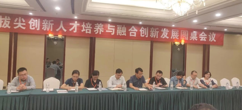 此外，論壇期間還召開了“拔尖創(chuàng)新人才培養(yǎng)與融合創(chuàng)新發(fā)展圓桌會議”，孫洪廣黨委書記主持了會議。與會代表，包括橡膠教研室的老師、知名企業(yè)家以及技術(shù)骨干等30余人，共同討論了學(xué)校卓越工程師培養(yǎng)模式、新型人才培養(yǎng)方案修訂、實訓(xùn)基地建設(shè)等議題。通過激烈的討論，會議形成了10余條有益的建議。孫洪廣總結(jié)表示，學(xué)校和企業(yè)將繼續(xù)發(fā)揮各自的優(yōu)勢，拓寬合作領(lǐng)域，未來在學(xué)科建設(shè)、教育培訓(xùn)和科研合作等方面深化合作，為橡膠行業(yè)的高質(zhì)量發(fā)展提供有力的支持。