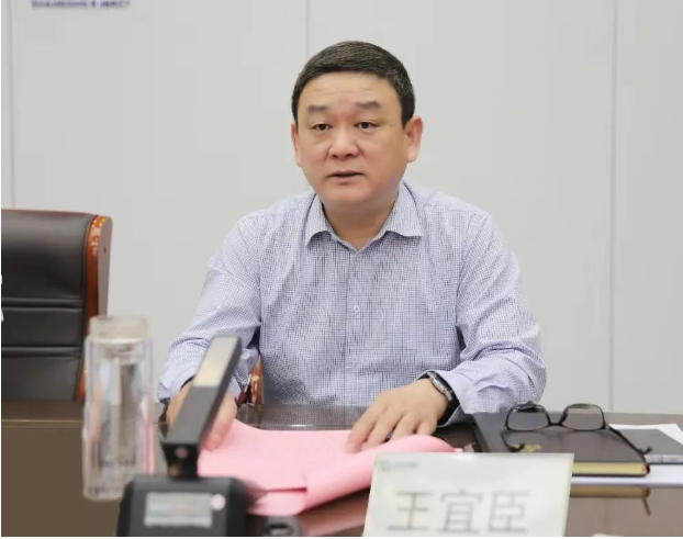 棗礦橡膠公司黨委書記王宜臣主持了會議，并就貫徹會議精神提出了要求。他強調了在安全、環保、信訪工作上要下更大的功夫，同時在攻堅沖刺方面要采取迅速行動。此外，他強調了拓展升級的重要性，以促進橡膠產業的持續發展。