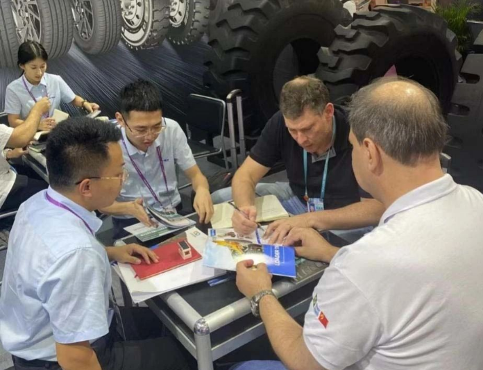 在廣交會展期內，棗礦橡膠的銷售團隊接待了約200名新老客戶，涵蓋了大約50個國家和地區。這些客戶對公司提供的全品類產品品質給予了高度評價，對其表現出極大的滿意度。