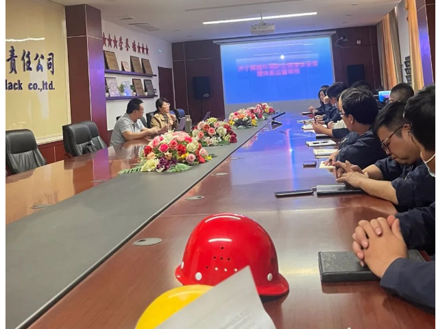 濟寧黑貓炭黑有限責任公司于10月16日至10月19日進行了環境職業健康安全管理體系年度監督審核。此次審核是由華中國際認證機構派遣兩名資深審核專家組成的審核團隊進行的，他們通過文件審查和實地考察，全面審查了公司管理體系的運行情況。
