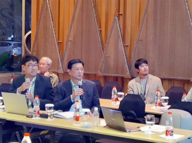 當(dāng)天下午，劉普軍一行再次聚集在世界涂料理事會(WCC)亞洲區(qū)域線上報(bào)告會，劉普軍繼續(xù)關(guān)注中國涂料行業(yè)的發(fā)展，為與會代表呈現(xiàn)了發(fā)展報(bào)告。