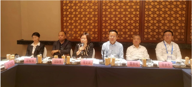 徐文英分享了她通過行業調研和企業走訪得出的結論，認為成功企業都有共同點，包括積極的企業文化、科技創新和長期發展規劃。她鼓勵與會代表堅持信念、堅持勤奮工作和追求新的領域，相信中國橡膠行業將不斷發展壯大。