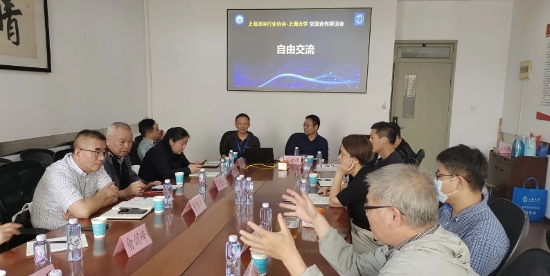 顏世峰主任對上海涂染協(xié)會的到訪表示熱烈歡迎，感謝協(xié)會對上海大學的信任。他介紹了材料學院高分子材料系的發(fā)展歷程、各科室的研究方向以及主要科研成果，提供了豐富的信息。