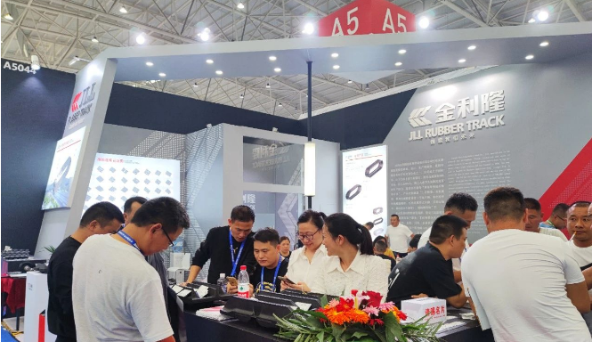 展會上，金利隆橡膠履帶產品展臺吸引了眾多國內外客戶前來參觀和交流。
