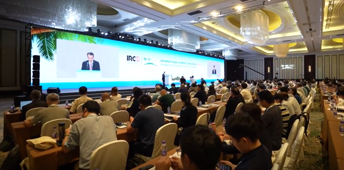 2023年國際橡膠會議(IRC2023)于11月7日在?？谑⒋箝_幕，來自近20個國家和地區(qū)的代表出席。這一大型橡膠學(xué)術(shù)盛會是國際橡膠會議組織(IRCO)的重要會議，也是全球橡膠領(lǐng)域的最高級別學(xué)術(shù)盛事，每年輪流由IRCO成員國主辦。中國已成功承辦過IRC1992、IRC2004和IRC2014，IRC2023是中國第四次主辦的國際橡膠會議。