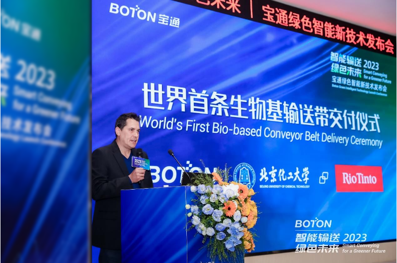 力拓集團全球采購固定設備采購總監(jiān)Jo<i></i>nathan Wilson先生親手接過世界第一條生物基輸送帶，并表示：“可持續(xù)發(fā)展、ESG、綠色節(jié)能低碳是力拓追求的目標，寶通與力拓戰(zhàn)略理念相契合，且不斷為力拓提供具有競爭力的產(chǎn)品與優(yōu)質(zhì)的服務，并持續(xù)創(chuàng)新，不斷開發(fā)低滾阻、超耐磨，以及此次交付的生物基輸送帶。這次來到寶通，接觸到寶通的智能系統(tǒng)，感到非常驚艷，寶通的數(shù)字化水平給我留下了深刻的印象，我很期待未來力拓與寶通合作雙贏!”