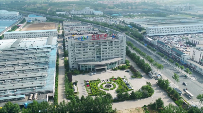 在這三家輪胎企業(yè)中，玲瓏輪胎在推動企業(yè)可持續(xù)發(fā)展方面走在了前列。為提升企業(yè)ESG競爭力，玲瓏輪胎積極推動可持續(xù)天然橡膠發(fā)展，于2022年成為中國大陸首家加入“全球可持續(xù)天然橡膠平臺(GPSNR)”的輪胎企業(yè)。這一舉措為該企業(yè)在輪胎產(chǎn)業(yè)和技術(shù)方面帶來了先發(fā)性和可持續(xù)性的優(yōu)勢。