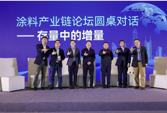 漆谷集團總經理李曉會、上海華誼精細化工有限公司總工程師俞劍峰、科順股份研發中心總監王綱、中車青島四方機車車輛股份有限公司涂裝高級主任工藝師、教授級高工趙民、廣東寶時精細化工有限公司總經理黃杰勇、杭州崇耀科技發展有限公司總經理徐健在峰會的高峰論壇上，就企業經營現狀、市場需求變化、開發新市場空間等話題展開了討論。