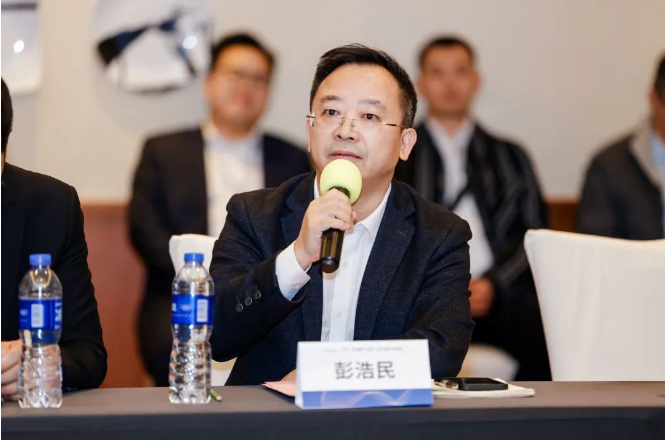 彭浩民表示，近年來，隨著國家環(huán)保政策的不斷升級和“雙碳”戰(zhàn)略的推進，粉末涂料的發(fā)展空間顯著擴大。然而，國內(nèi)粉末涂料企業(yè)眾多，產(chǎn)能過剩、同質(zhì)化嚴重、研發(fā)不足等問題也制約了行業(yè)的發(fā)展。彭浩民呼吁借助買化塑峰會平臺，與在座各位行業(yè)精英共同探討未來的發(fā)展方向，推動粉末涂料行業(yè)良性可持續(xù)發(fā)展。
