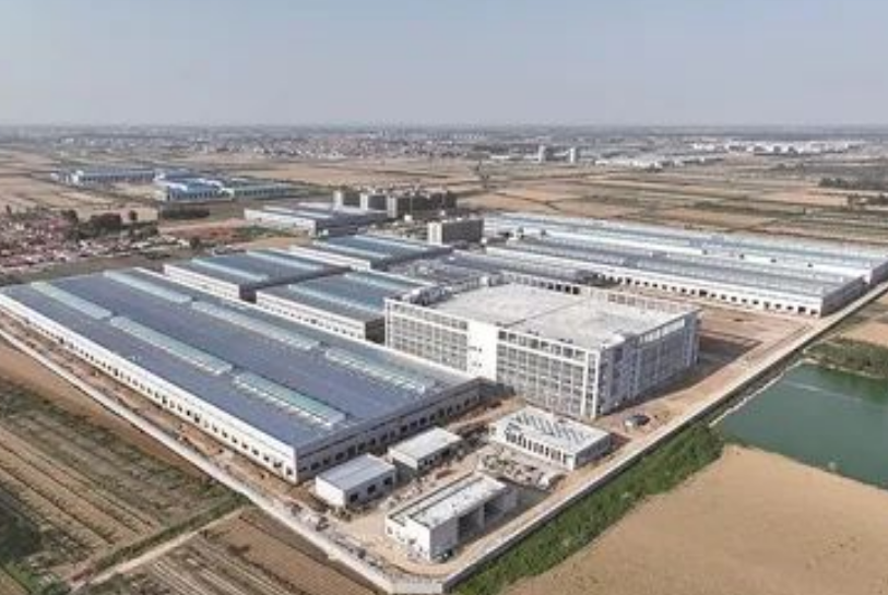 近期，青島東橡科技新材料項目二期的建設現場熱火朝天，隨著冬日的降臨，工人們緊鑼密鼓地進行內部裝修、設備安裝調試以及廠區硬化等工程，呈現出一派繁忙的景象。