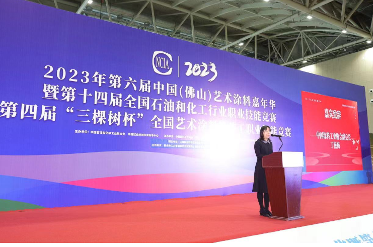 丁副會長在發(fā)言中強(qiáng)調(diào)，改革開發(fā)40多年來，我國涂料行業(yè)取得了令人矚目的發(fā)展成就，涂料產(chǎn)量多年來一直居世界之首。由涂料大國向涂料強(qiáng)國的轉(zhuǎn)變是每位涂料從業(yè)者心中的期盼。關(guān)鍵在于我們涂科人才隊伍的建設(shè)。為全面貫徹黨的二十大提出的“深入實施人才強(qiáng)國戰(zhàn)略，大力弘揚(yáng)勞模精神、勞動精神、工匠精神”的要求，加快培養(yǎng)和選拔高技能人才至關(guān)重要。